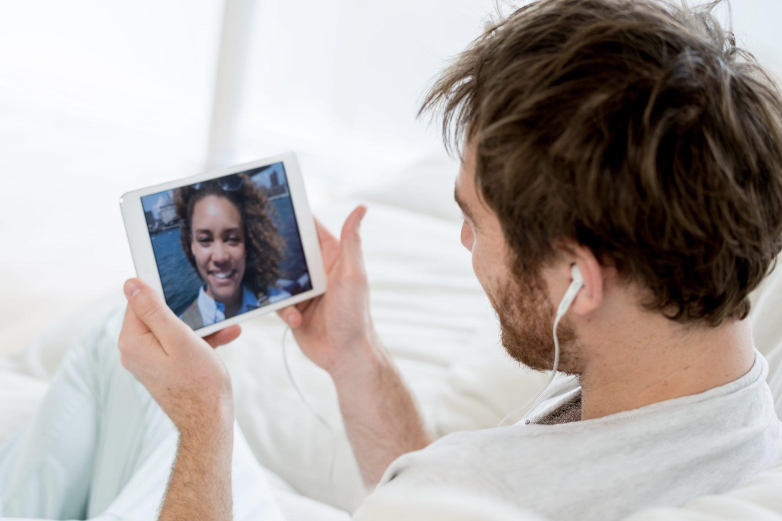 Long-Distance Dating With No Meetup in Sight? Here’s Some Great Advice